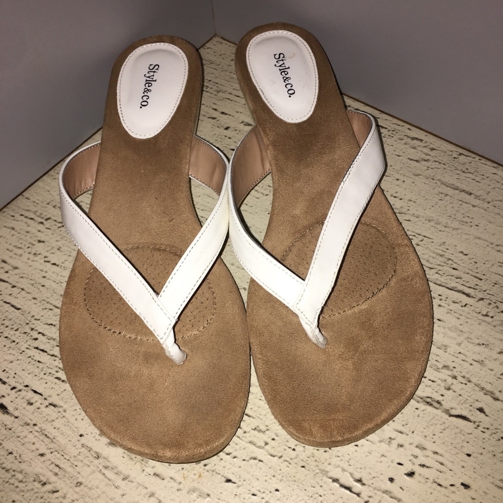 MACY’S CUTE WHITE SANDALS YOU ARE GOING TO LOVE - Picture 2 of 4
